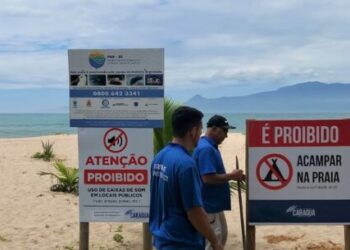 Prefeitura de Caraguatatuba instala placas sobre proibições nas praias do município