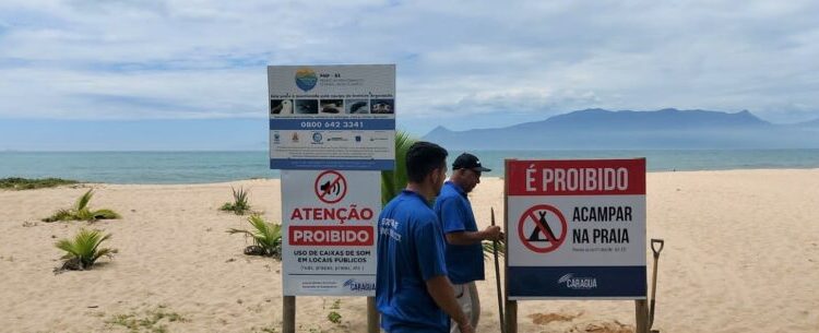 Prefeitura de Caraguatatuba instala placas sobre proibições nas praias do município