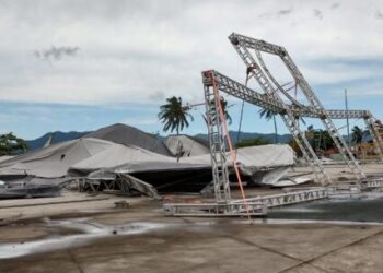 Equipes da Prefeitura de Caraguatatuba trabalham na recuperação dos estragos após vendaval de 70 km/h