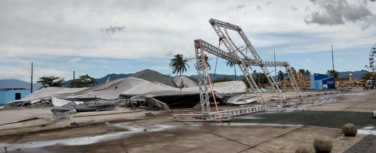 Equipes da Prefeitura de Caraguatatuba trabalham na recuperação dos estragos após vendaval de 70 km/h