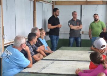 Canal do Rio Juqueriquerê recebe desassoreamento para melhorar fluxo de água e navegação durante temporada