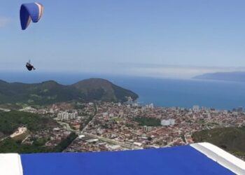 Prefeitura de Caraguatatuba pinta rampas de voo livre do Morro Santo Antônio