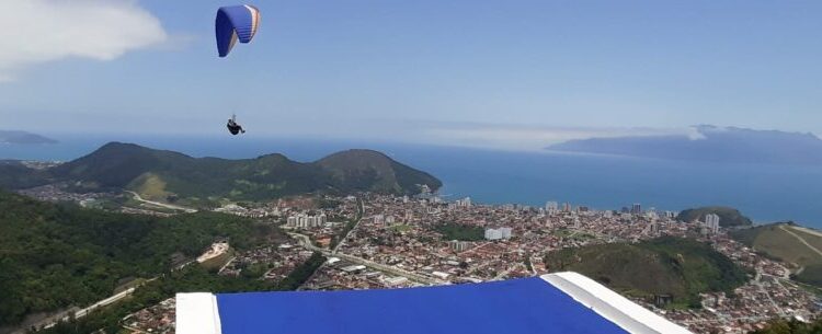 Prefeitura de Caraguatatuba pinta rampas de voo livre do Morro Santo Antônio