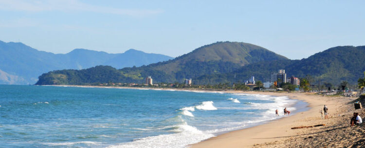 Prefeitura de Caraguatatuba monta operação especial de limpeza de praias na alta temporada