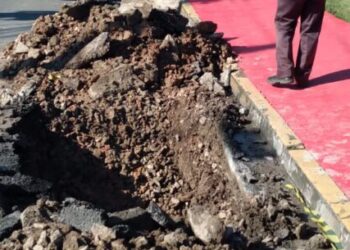 Prefeitura de Caraguatatuba realiza troca de tubulação no sistema de drenagem do Indaiá