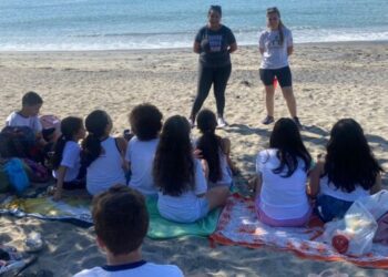 Alunos participam de atividades práticas sobre a vegetação jundu na Praia da Mococa