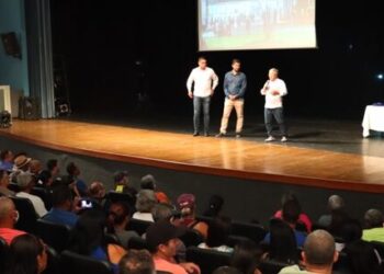 Ambulantes regularizados de Caraguatatuba recebem licenças e coletes de identificação