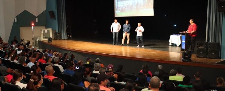 Ambulantes regularizados de Caraguatatuba recebem licenças e coletes de identificação