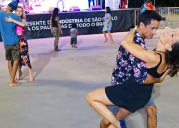 Trio Praiano encanta durante show na Unidade móvel de cultura do SESI no Travessão em Caraguatatuba