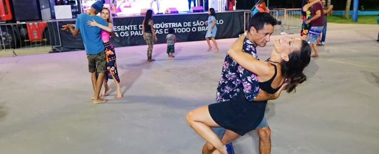 Trio Praiano encanta durante show na Unidade móvel de cultura do SESI no Travessão em Caraguatatuba