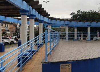 Prefeitura de Caraguatatuba reforça pintura de espaço da Praça do Caiçara
