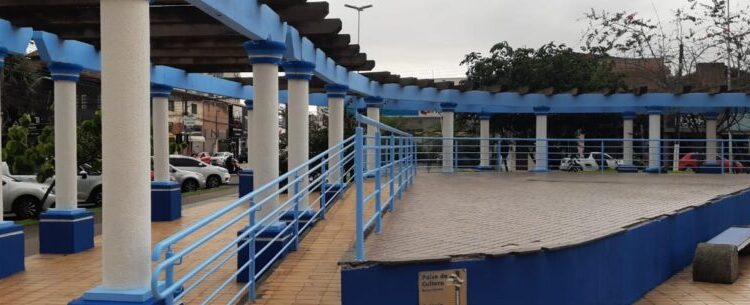 Prefeitura de Caraguatatuba reforça pintura de espaço da Praça do Caiçara