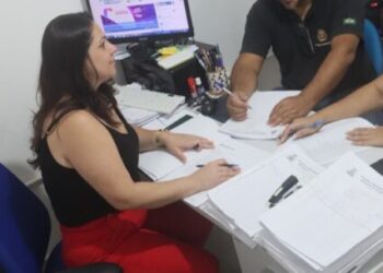 Prefeitura de Caraguatatuba entrega licenças do comércio ambulante de 2023 e coletes de identificação