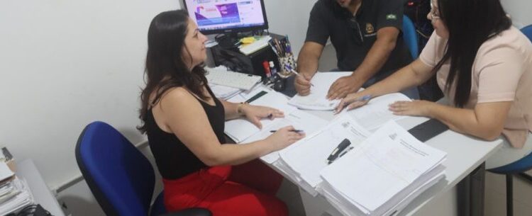 Prefeitura de Caraguatatuba entrega licenças do comércio ambulante de 2023 e coletes de identificação