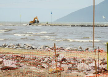 Prefeitura de Caraguatatuba instala placas de sinalização nas obras do enrocamento do Juqueriquerê