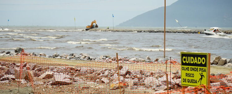 Prefeitura de Caraguatatuba instala placas de sinalização nas obras do enrocamento do Juqueriquerê