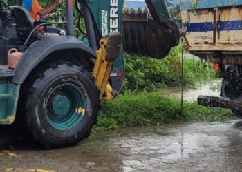 Equipes da Prefeitura trabalham após chuva torrencial e ventos fortes que causaram estragos em Caraguatatuba