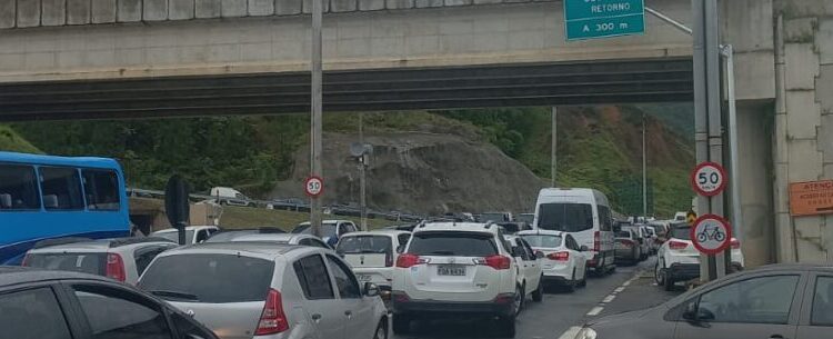 Prefeitura de Caraguatatuba altera trajeto de linhas de ônibus com fechamento da Serra da Tamoios