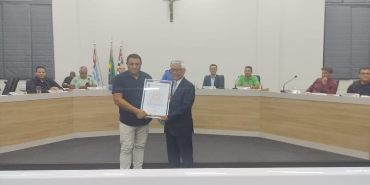 Dr. Matsuda coordenador de Direito é homenageado na Câmara de Ubatuba