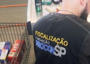 Prefeitura aplica mais de R$ 202 mil em multas e recolhe 365 kg de alimentos vencidos em supermercados de Caraguatatuba