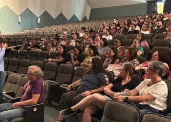 Prefeito de Caraguatatuba inicia semana em reunião estratégica com funcionários do Social