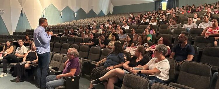 Prefeito de Caraguatatuba inicia semana em reunião estratégica com funcionários do Social