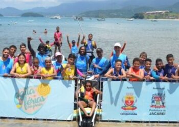 Prefeitura de Caraguatatuba apoia projeto de Jacareí que traz crianças para conhecerem a praia