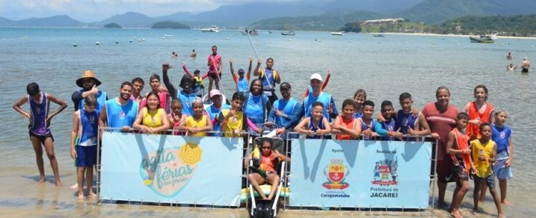 Prefeitura de Caraguatatuba apoia projeto de Jacareí que traz crianças para conhecerem a praia
