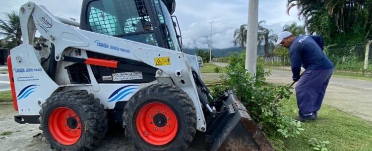 Prefeitura de Caraguatatuba segue com serviços de limpeza e manutenção em diversos bairros