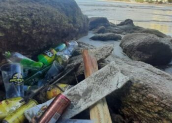 ‘Caraguá Feliz em Preservar’: mais de 430 kg de resíduos são recolhidos por equipe de limpeza de costeira