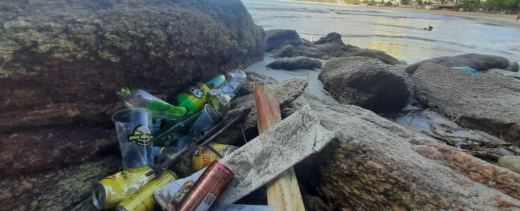 ‘Caraguá Feliz em Preservar’: mais de 430 kg de resíduos são recolhidos por equipe de limpeza de costeira