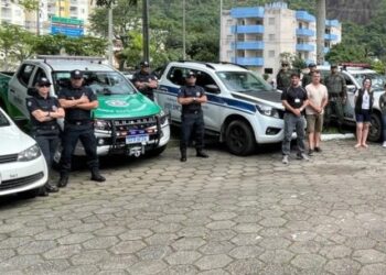 Força-tarefa da Prefeitura de Caraguatatuba fiscaliza comércio ambulante na Praia do Indaiá