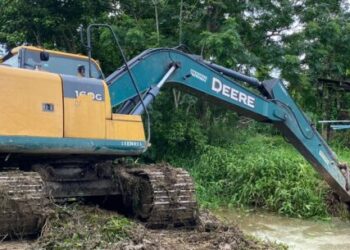 Prefeitura de Caraguatatuba realiza limpeza de valas para prevenção contra chuvas