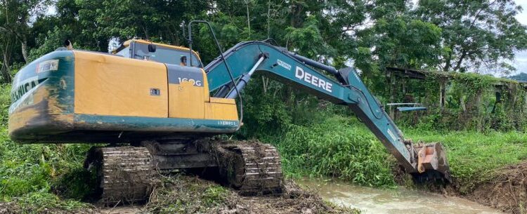 Prefeitura de Caraguatatuba realiza limpeza de valas para prevenção contra chuvas