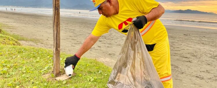 Prefeitura de Caraguatatuba reforça limpeza e coleta de lixo durante alta temporada