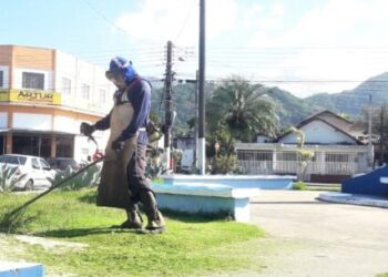 Mais bairros são atendidos com mutirão de limpeza pública em Caraguatatuba