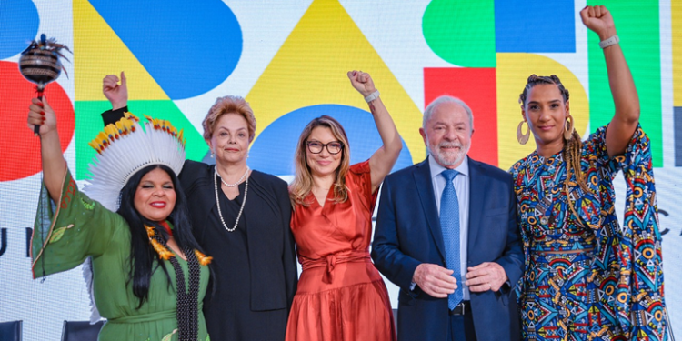 Em cerimônia recheada de simbolismos, Anielle Franco e Sonia Guajajara tomam posse