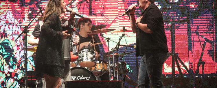 CARAGUÁ TÁ SHOW: Play no Modão é sucesso na Praça da Cultura no Centro