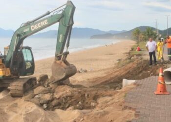 Prefeitura de Caraguatatuba realiza serviço de contenção na orla do Massaguaçu e notifica DER