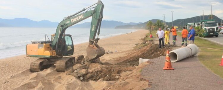 Prefeitura de Caraguatatuba realiza serviço de contenção na orla do Massaguaçu e notifica DER