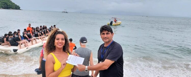 Prefeitura distribui manual de boas práticas náuticas em Caraguatatuba