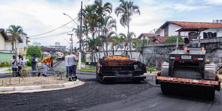 Rua 961, no Maitinga, recebe asfalto