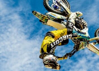 Pilotos desafiam a gravidade no Freestyle Motocross Show em Caraguatatuba
