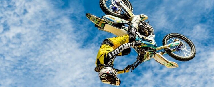 Pilotos desafiam a gravidade no Freestyle Motocross Show em Caraguatatuba