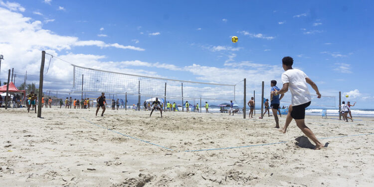 Torneio de Futevôlei agita a Praia da Enseada neste sábado (21)