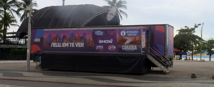 Ponto móvel de informações turísticas é transferido para a Praça da Cultura em Caraguatatuba