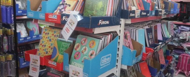 Procon de Caraguatatuba reforça importância da pesquisa na compra do material escolar