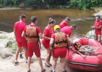 Equipes do Corpo de Bombeiros realizam treinamento no Rio do Ouro para possível resgate de ilhados