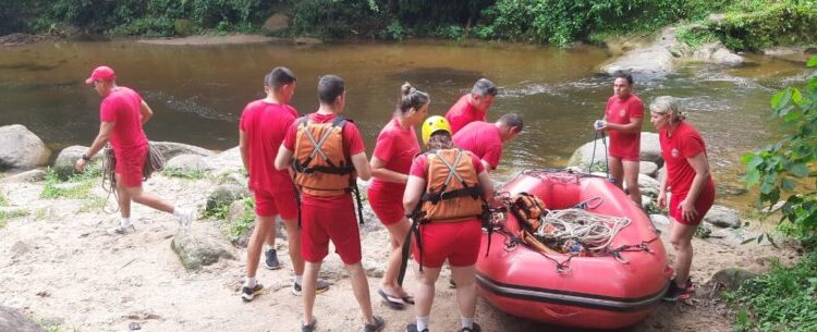 Equipes do Corpo de Bombeiros realizam treinamento no Rio do Ouro para possível resgate de ilhados