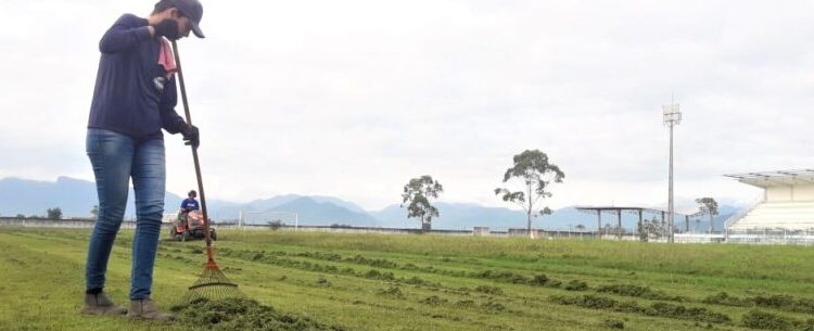 Campos de futebol recebem ação de limpeza e manutenção em Caraguatatuba